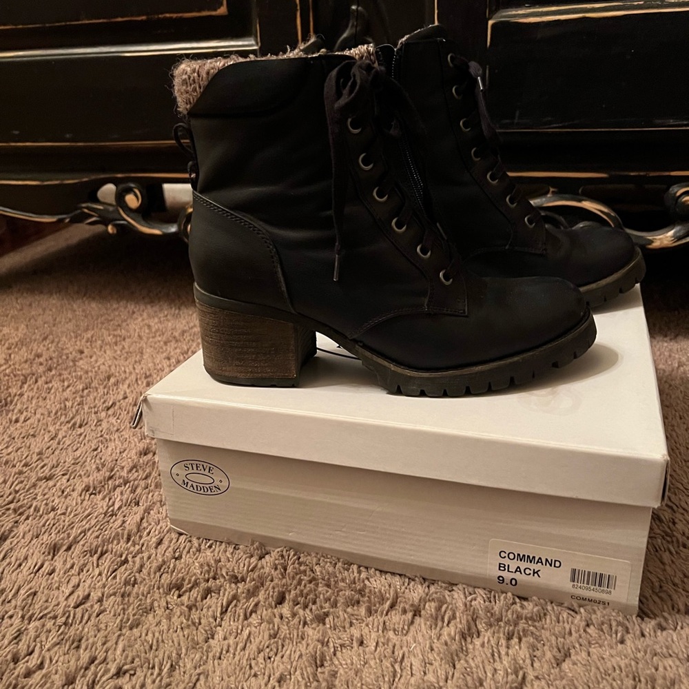 Steve Madden black leather “command” women’s bootie - Picture 3 of 3